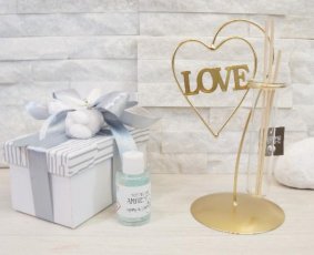 PROFUMATORE LOVE PORTAFIORI 12X10X20CM CON ESSENZA E RAMETTI CON BOX. 