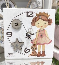 Orologio bimba principessa / gatto Negò in resina con bottoni in legno e strass  cm12x12. 