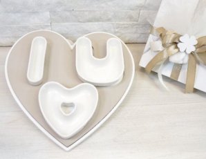 ANTIPASTIERA BASE CUORE 3 LETTERE BIANCO E TORTORA 25X25X4CM. 