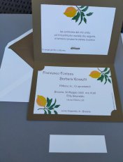 PARTECIPAZIONE SICILIA CARTONCINO MARRONE CON DECORO LIMONI IN RILIEVO E JUTA + INVITO + BUSTA.  